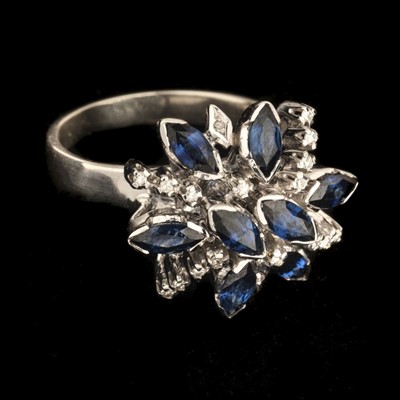 Lot 394 - Sapphire & Diamond Ring. An 18k white gold sapphire and diamond ring