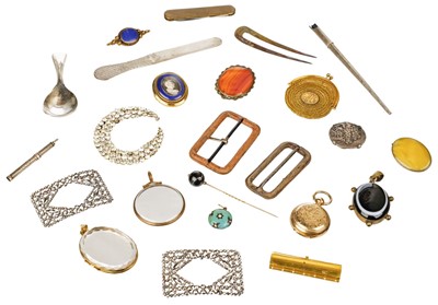 Lot 385 - Mixed Jewellery. A Victorian yellow metal mourning brooch and other items