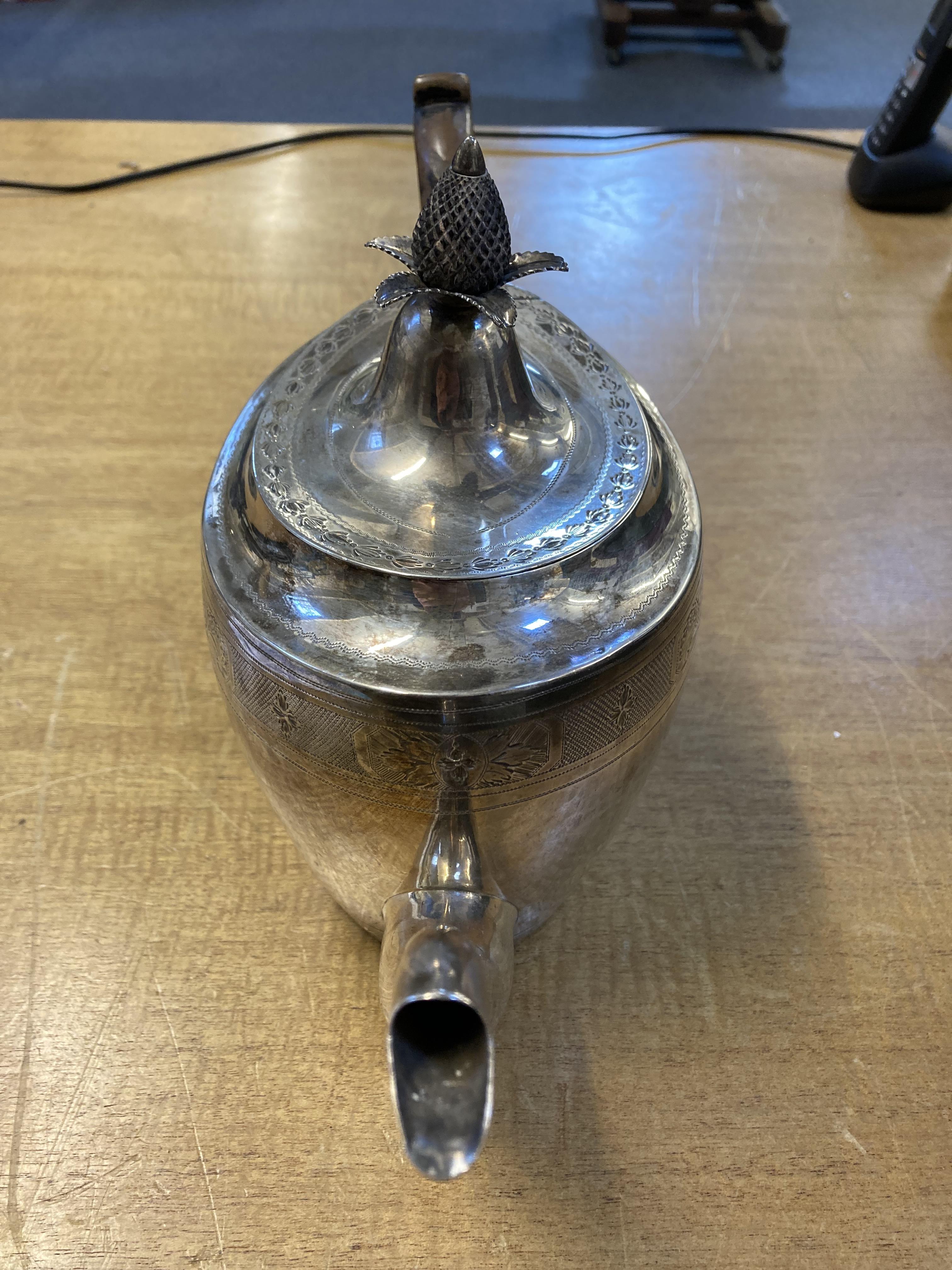 Lot 451 Teapot. An Irish silver teapot by Gustavus