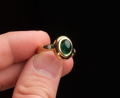 Lot 375 - Emerald Ring. An 18ct gold emerald ring set