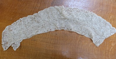 Lot 171 - Lace. A collection of lace items, some handmade, 19th-mid 20th century