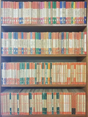 Lot 427 - Paperbacks. A large collection of 500 volumes of Penguin paperbacks