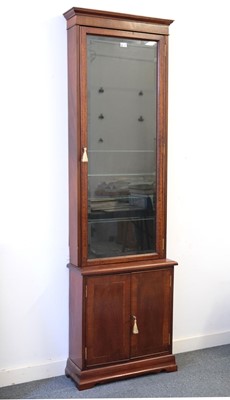 Lot 102 - Collectors Cabinet. A modern mahogany effect collectors cabinet
