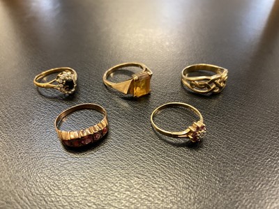 Lot 66 - Rings. A mixed collection of rings