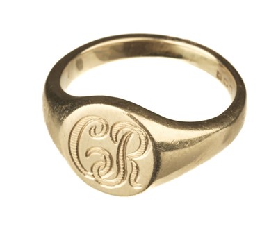 Lot 57 - Ring. An 18ct gold gents signet ring