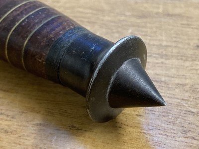 Lot 456 - Fighting Knife. An American V42 fighting knife