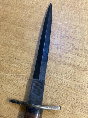 Lot 456 - Fighting Knife. An American V42 fighting knife