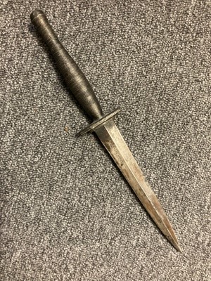 Lot 421 - Fighting Knife. A WWII American alloy fighting knife