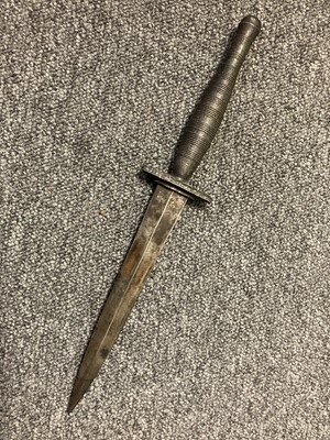 Lot 421 - Fighting Knife. A WWII American alloy fighting knife