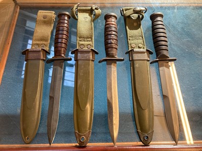 Lot 428 - Fighting Knife. A WWII American M3 Utica fighting knife (3)
