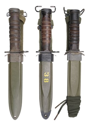 Lot 429 - Fighting Knife. A WWII American M4 Camillus fighting knife / bayonet (2)