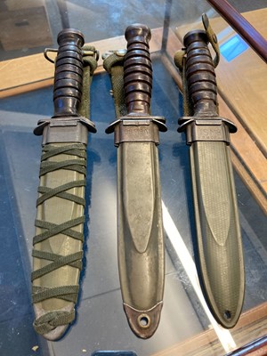 Lot 427 - Fighting Knife. A WWII American M3 Pal fighting knife (3)