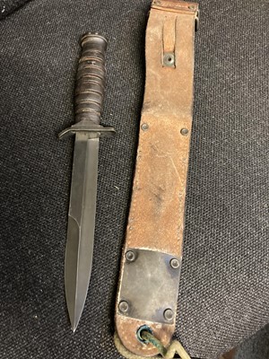 Lot 453 - Fighting Knife. A WWII period American Camillus fighting knife