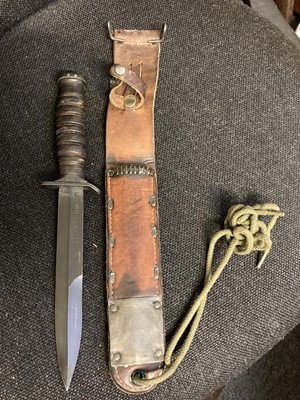 Lot 453 - Fighting Knife. A WWII period American Camillus fighting knife