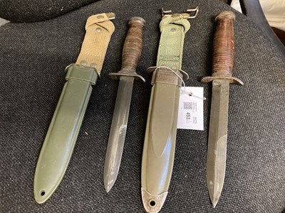 Lot 453 - Fighting Knife. A WWII period American Camillus fighting knife