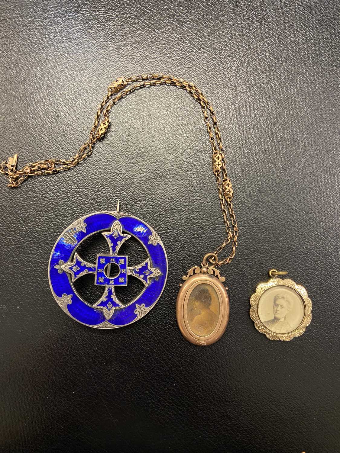 Lot 44 - Mixed Jewellery. A Victorian 9ct gold locket pendant and other items