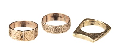 Lot 68 - Rings. Three 9ct gold rings