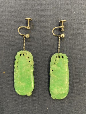Lot 41 - Earrings. A fine pair of Chinese jade earrings