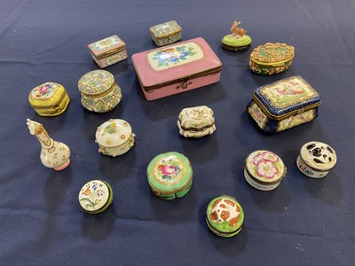 Lot 33 - Trinket Boxes. A collection of trinket boxes