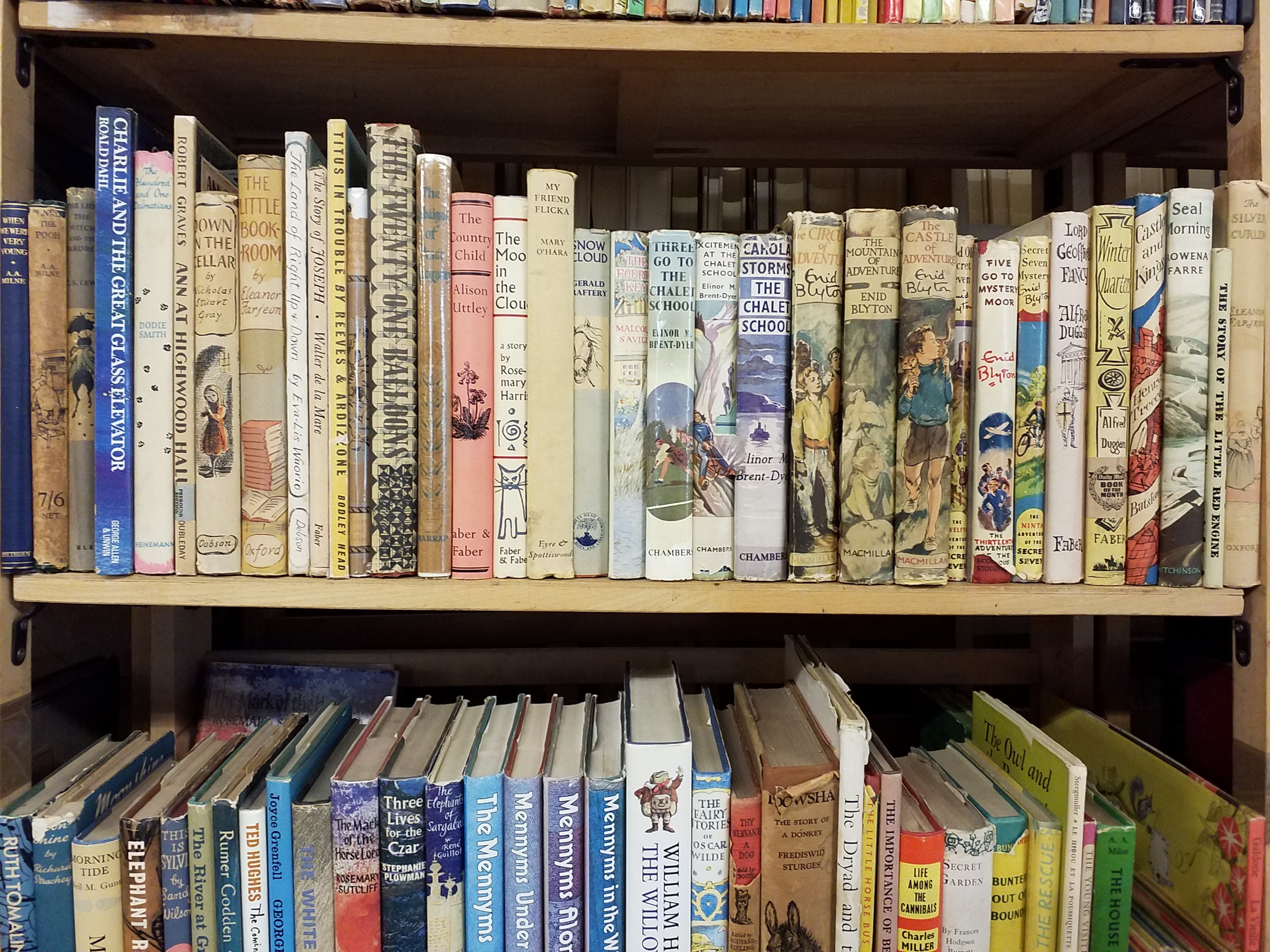 Lot 494 - Illustrated Fiction. A large collection of