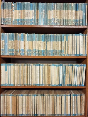 Lot 512 - Pelican, publisher A large collection of approximately 750 Pelican paperbacks