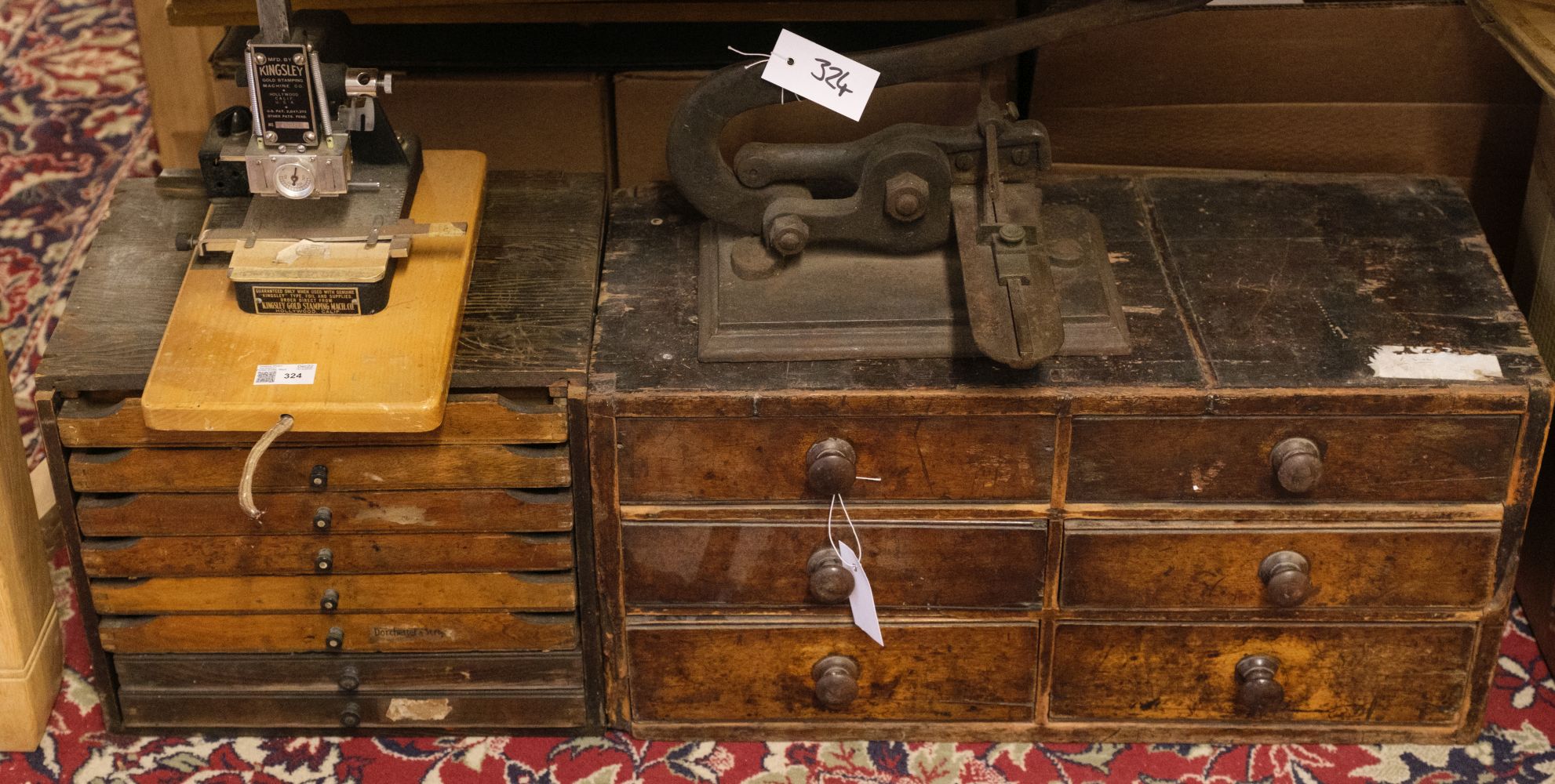 Lot 324 - Blocking machine. A small blocking machine