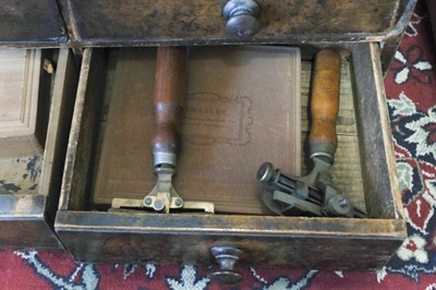 Lot 324 - Blocking machine. A small blocking machine by Kingsley Gold Stamping Machine Co., Hollywood, California, USA