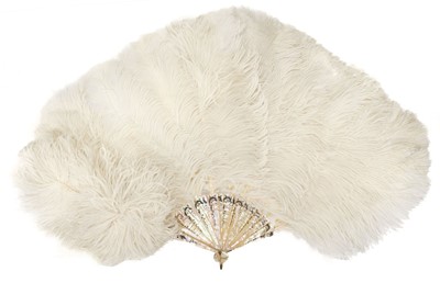 Lot 585 - Ostrich feather. A large ostrich feather fan, early 20th century