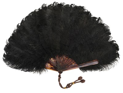 Lot 585 - Ostrich feather. A large ostrich feather fan, early 20th century