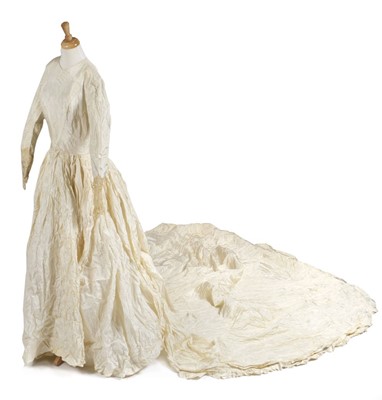 Lot 651 - Wedding dress. A 1940s wedding gown