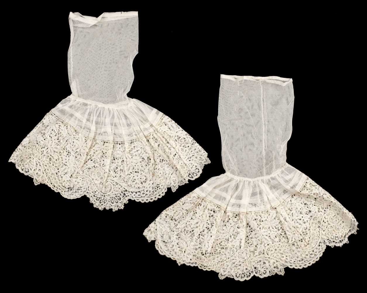 Lot 662 - Lace. A pair of fine Brussels Duchesse cuffs, circa 1860-70, & 14 lengths of early Brussels lace