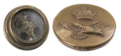 Lot 39 - Escape & Evasion. A WWII RAF button compass
