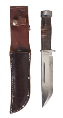Lot 73 - Fighting Knife. A WWII period American fighting knife by Cattaraugus