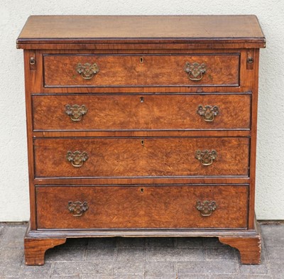 Lot 576 - Bachelors Chest. A 20th-century bachelors chest in the Georgian style