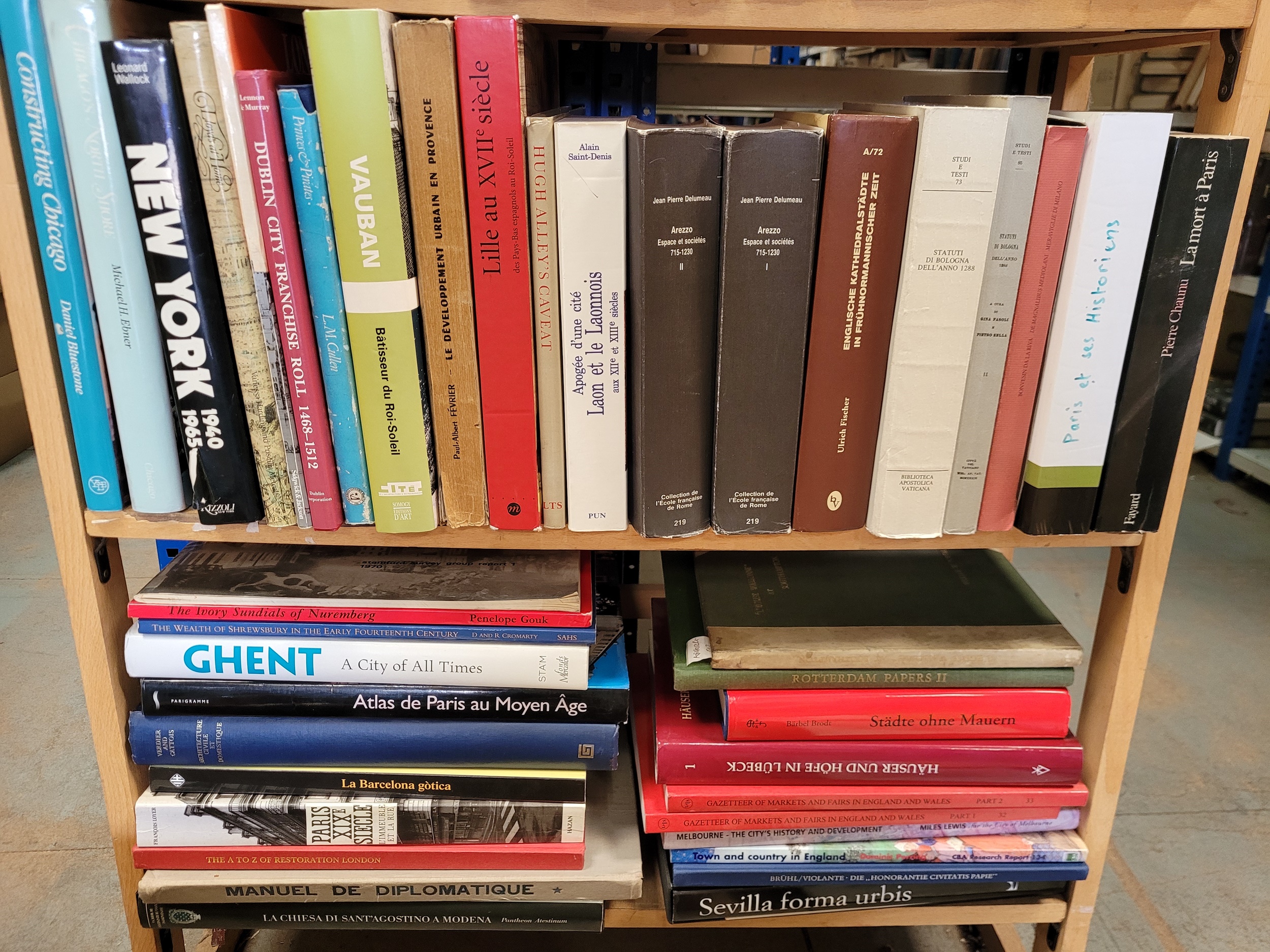 Lot 547 - History. A large collection of modern
