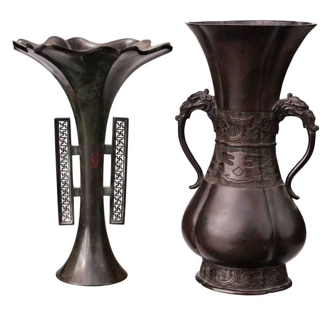 Lot 91 - Vases. Japanese bronze vase, early Edo period