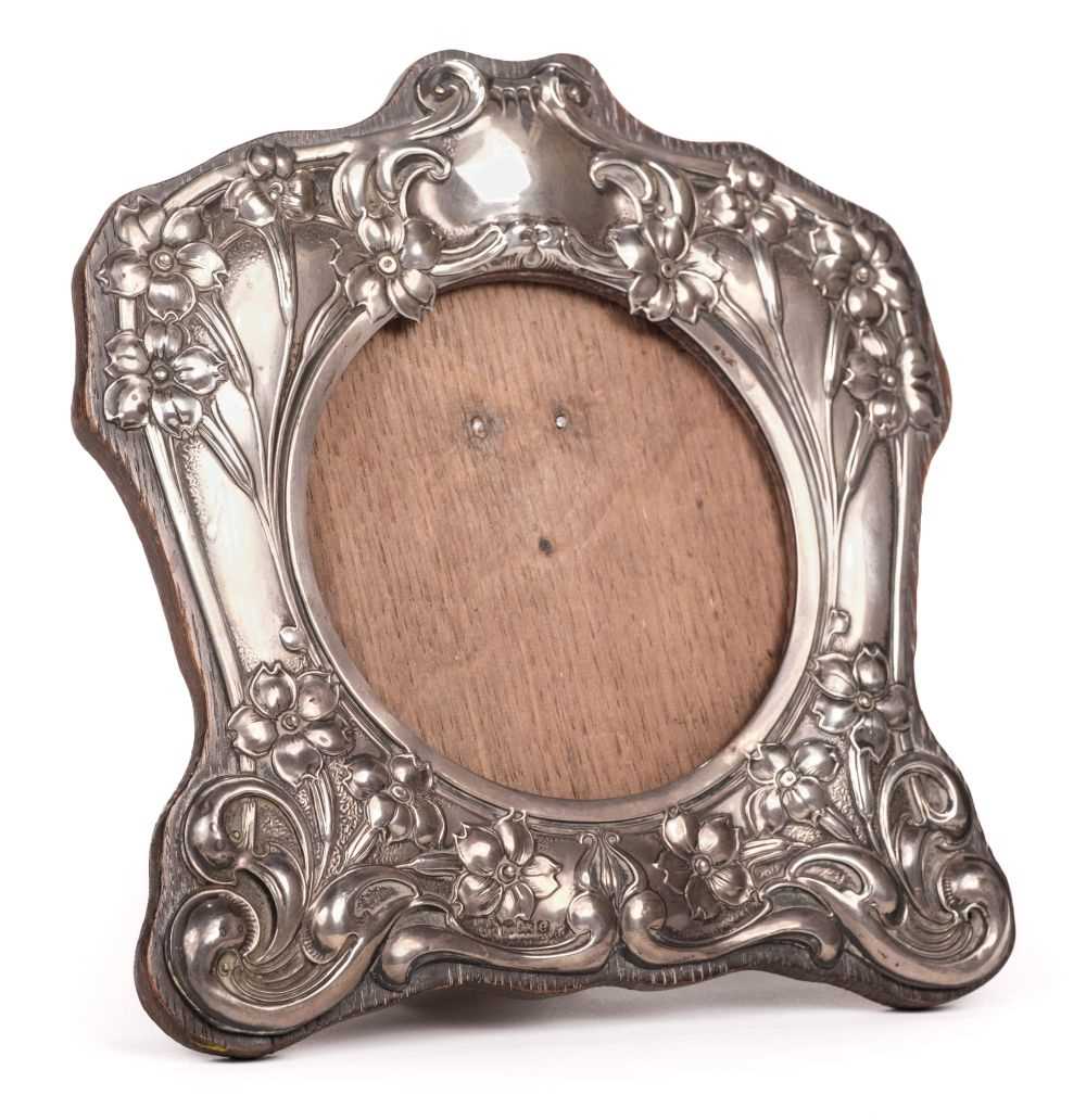 Lot 274 - Art Nouveau. A silver art nouveau photograph frame