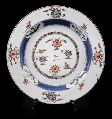 Lot 41 - Chinese famille verte charger, 18th century