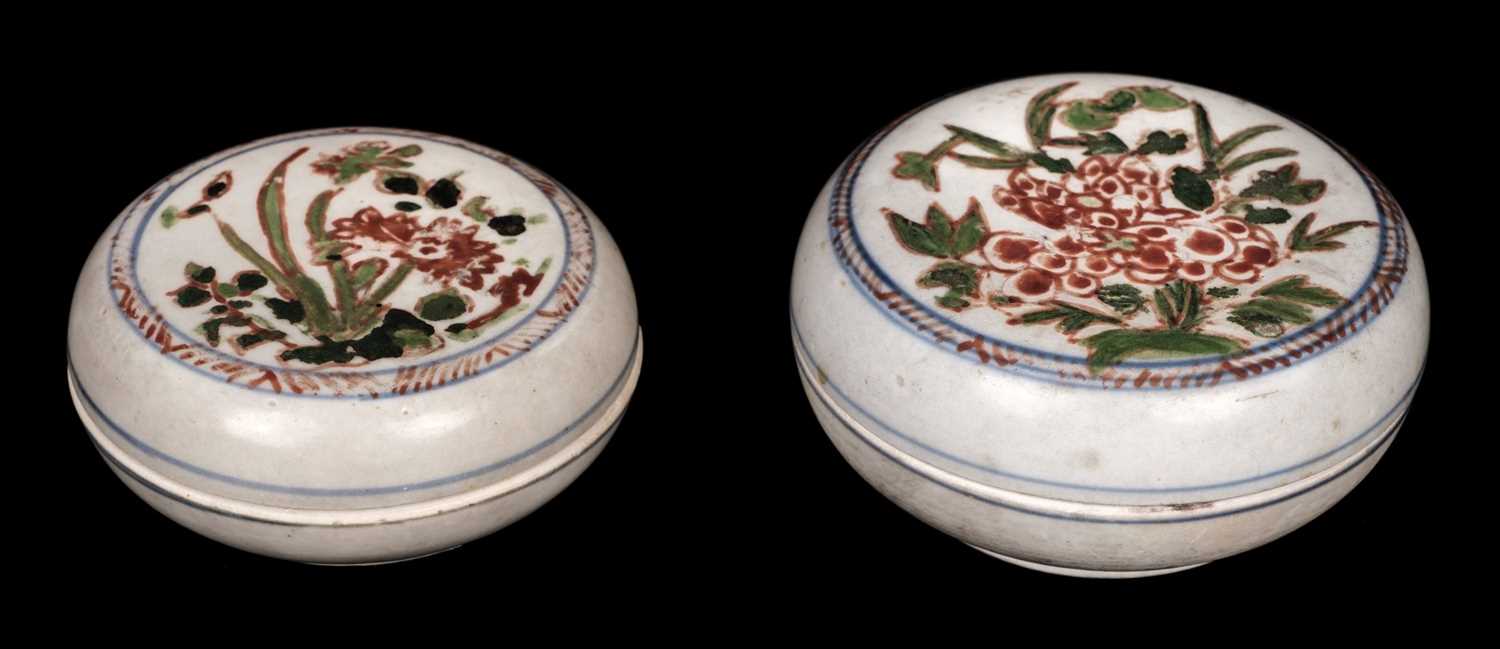 Lot 140 - Boxes. Japanese porcelain circular boxes, Edo Period