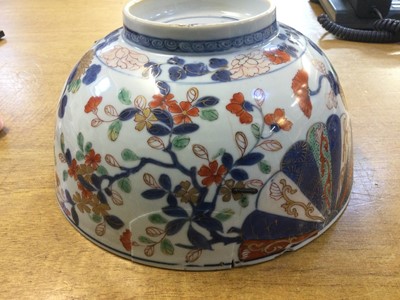 Lot 111 - Bowl. Japanese Imari porcelain bowl and cover, Edo Period, 18th Century