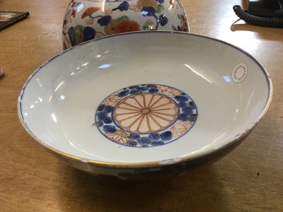 Lot 111 - Bowl. Japanese Imari porcelain bowl and cover, Edo Period, 18th Century