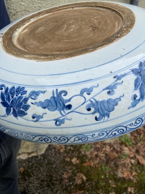 Lot 320 - Charger. A 19th century Chinese Yuan style porcelain charger