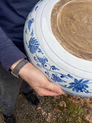 Lot 320 - Charger. A 19th century Chinese Yuan style porcelain charger