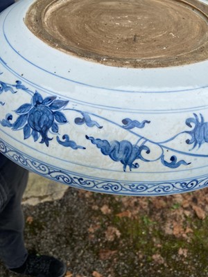 Lot 320 - Charger. A 19th century Chinese Yuan style porcelain charger