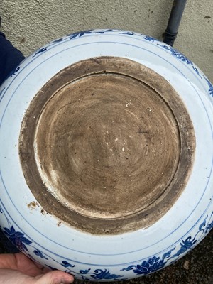 Lot 320 - Charger. A 19th century Chinese Yuan style porcelain charger
