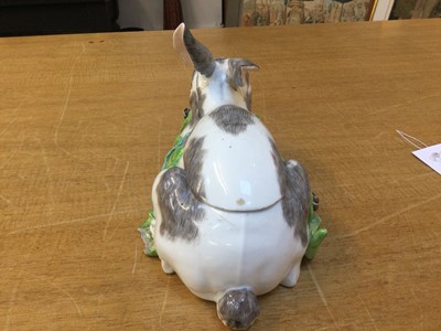 Lot 257 - Rabbit Tureen. Samson porcelain rabbit tureen and cover, circa 1870