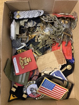 Lot 129 - Military cap badges, including WWII RAF cap badges, RAF buttons