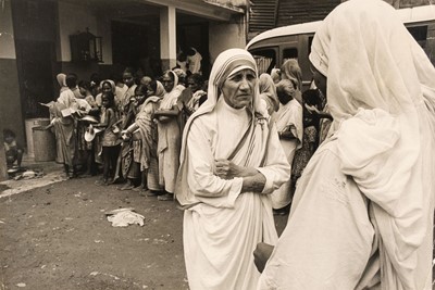 Lot 140 - Fincher (Harry, 1931-2008). Mother Teresa at work in India, c. 1970