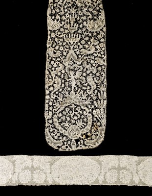 Lot 756 - Lace. A Flemish flounce of 'cauliflower' lace, 2nd half 17th century