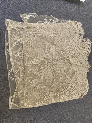 Lot 757 - Lace. A Flemish lace bertha, late 17th/early 18th century, & other Belgian lace